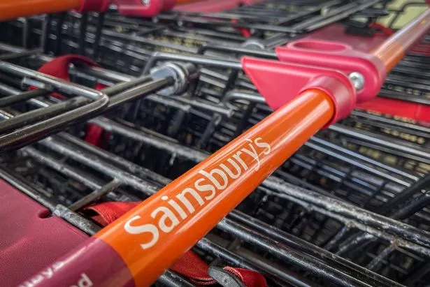 بينزانس ، المملكة المتحدة - 18 أبريل: تم تصوير مسامير التسوق التي تحمل علامة Sainsbury خارج فرع من متاجر التجزئة Sainsbury في 18 أبريل 2022 في بريستول ، إنجلترا. بريطانيا من التجزئة ، التي تأسست عام 1869 ، هي واحدة من أكبر قادة السوق في محلات البقالة في المملكة المتحدة. (تصوير مات كاردي/غيتي إيموكيز)