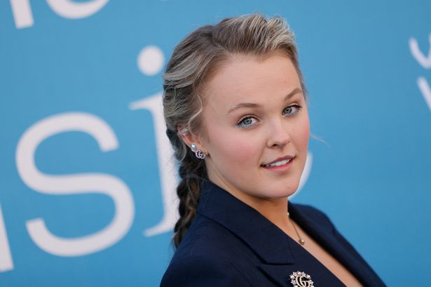 Jojo Siwa في سترة البحرية على سجادة حمراء في مارس 2025.