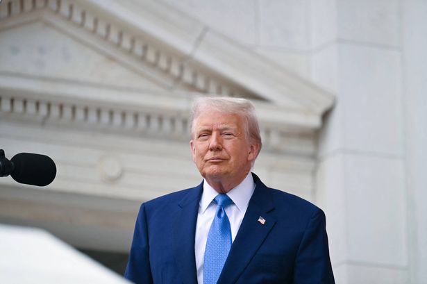 يصل الرئيس الأمريكي دونالد ترامب لتوصيل تصريحات في الاحتفال باليوم التذكاري الوطني في المدرج التذكاري في مقبرة أرلينغتون الوطنية في أرلينغتون ، فرجينيا ، في 26 مايو ، 2025 (تصوير ساول لوب / أفينيو) (صورة من ساول لوب / أفي بوكسبر عبر الصور)