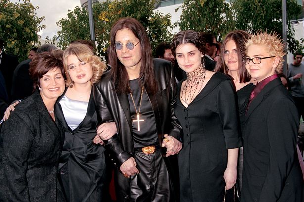 (LR) تصل شارون وكيلي وأوزي وإيمي وجاك أوسبورن إلى حفل توزيع جوائز Grammy 2000. تظهر هذه الصورة في الصفحة 252-253 أنا