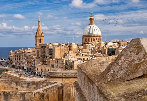 صورة مباني فاليتا مع منظر لكاتدرائية القديس بولس