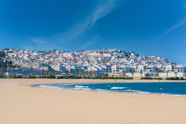 شاطئ طنجة مع المدينة البيضاء في الخلفية