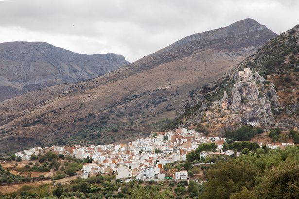 منظر للقرية الأندلسية مع الجبل في الخلفية