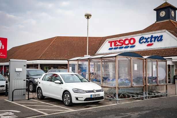اجتمعت Tesco Goes Electric Volkswagen مع Tesco و Electric Oper Point Point Point Point لتثبيت 2400 خلجان شحن في 600 من محلات السوبر ماركت خلال السنوات الثلاث المقبلة. سيكون استخدام أجهزة الشحن السريعة 7KW مجانيًا ، لكن الشركاء يعتزمون تثبيت 600 شحن سريع 50 كيلو وات بحلول عام 2020 ، وسيتعين عليك دفعها للاستخدام. ما لم تصادف أن تقضي وقتًا كبيرًا في Tesco ، فلن يضيف 7 كيلوواط الكثير من العصير إلى سيارتك. ومع ذلك ، يمكن أن يجلب شاحن 50 كيلو وات ساعة من شحنة EV بسهولة تصل إلى 80 في المائة في الوقت الذي يستغرقه التسوق وتناول القهوة. أيا كان ، فإن 2400 نقطة شحن إضافية سوف تحدث فرقا.