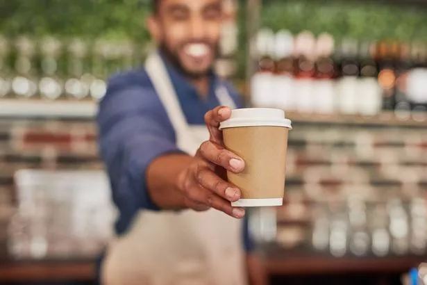 النادل ، فنجان القهوة والرجل يقدم المشروبات في المقهى أو التسوق أو المطعم. Closeup Barista و Takeaway Beverage و Tea Latte لخدمة الضيافة أو عامل الوجبات السريعة أو بدء التشغيل في كافيتريا غداء