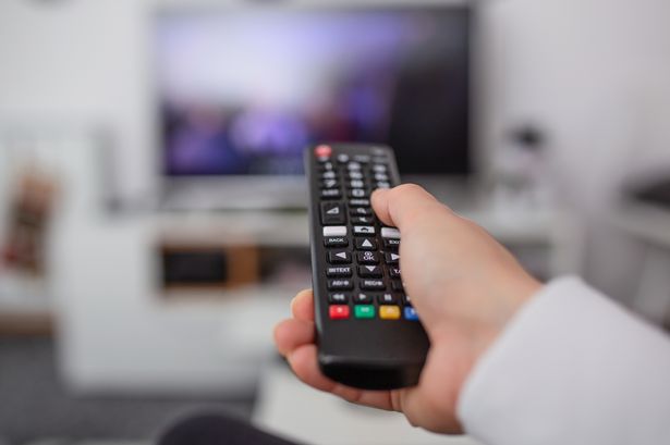 مشاهدة التلفزيون واستخدام وحدة التحكم عن بُعد
