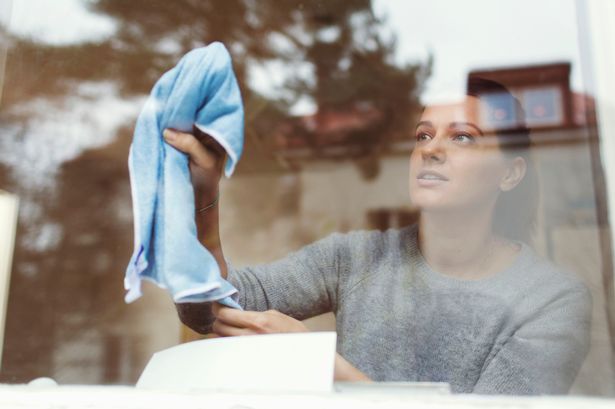 نافذة تنظيف المرأة