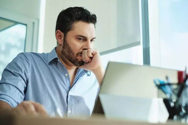 رجل الأعمال يعمل مع الكمبيوتر المحمول في المكتب