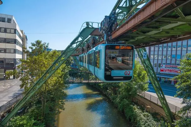 Wuppertal ، North Rhine -Westphalia ، Supension Railway - Detrance Alter Markt Germany. (الصورة بواسطة: Dukas/Universal Images Group عبر Getty Images)