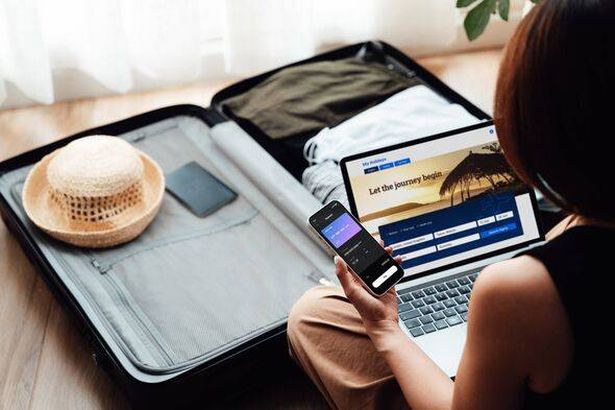 شابة تحجز الرحلات الجوية والفندق عبر الإنترنت