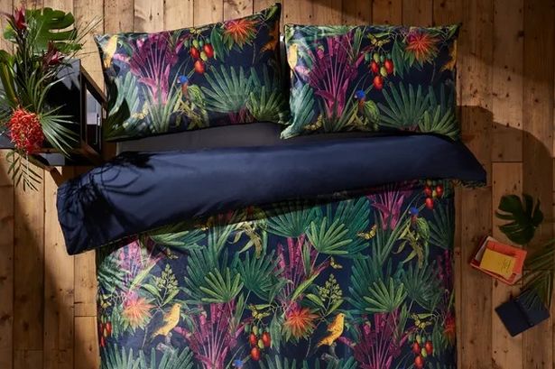 مجموعة الفراش الاستوائية في Dunelm مصورة بأرضية خشبية