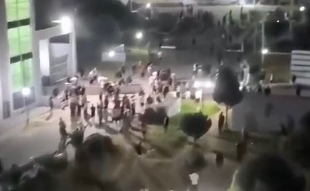 الناس خارج مبنى في المارماريس