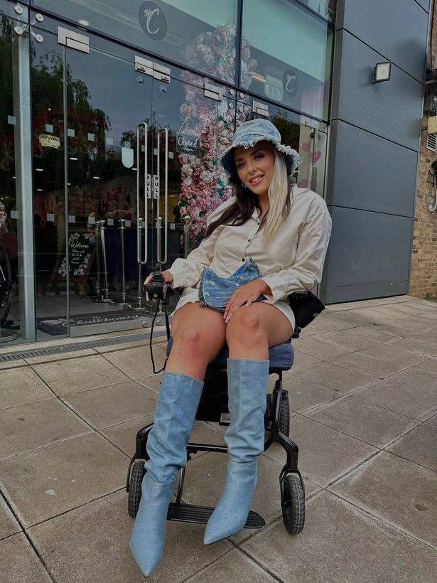 Caitland على كرسيها المتحرك