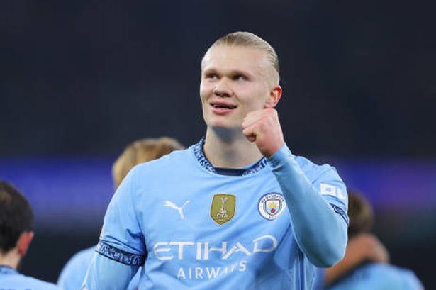 يحتفل Erling Haaland من Manchester City بعد تسجيله الهدف الأول للفريق خلال مباراة الدوري في دوري أبطال أوروبا 2024/25 في الدوري المضروب بالضربة القاضية بين مانشستر سيتي وريال مدريد CF في ملعب مانشستر سيتي في 11 فبراير 2025 في مانشستر ، إنجلترا.