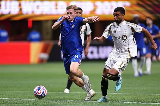 يمتد Liam Delap of Chelsea مع الكرة تحت ضغط من Timothy Tillman من لوس أنجلوس FC خلال مباراة Group World Group 2025 FIFA 2025 بين تشيلسي FC ونادي لوس أنجلوس لكرة القدم على ملعب مرسيدس بنز في 16 يونيو 2025 في أتلانتا ، الولايات المتحدة.
