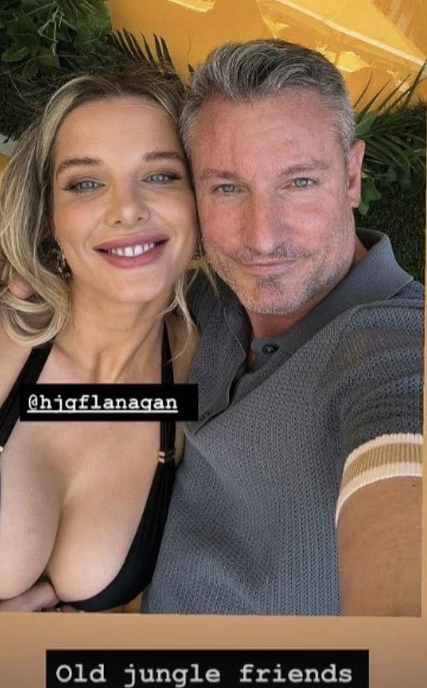 مع الانتقال إلى Instagram ، بدا أن هيلين كانت تقضي وقتًا تحطمًا حيث التقطت بعض الصور في O Beach Ibiza إلى جانب Dean Gaffney و Wayne Lineker