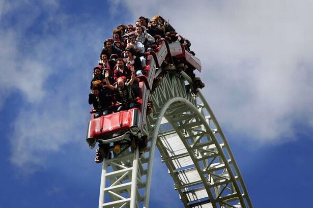 يستمتع الناس بعطلة مصرفية يوم الاثنين في Thorpe Park