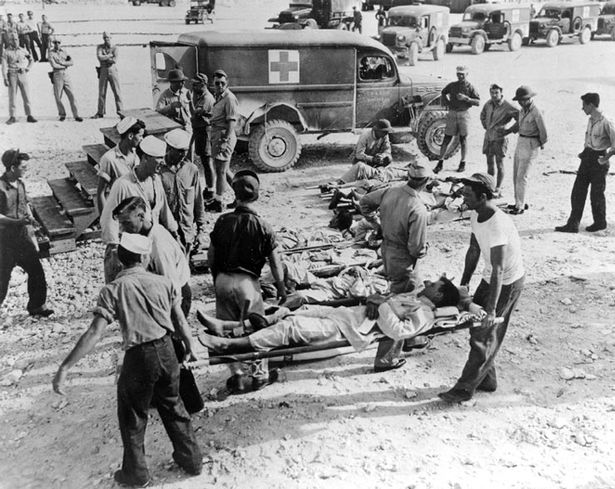 خارج الأعماق: قصة الناجين عن غرق USS INDIANAPOLIS. ملاحظة ، الناجين في طريقهم إلى المستشفى في بيليليو