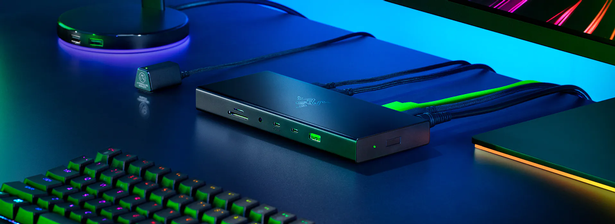 رصيف Razer USB 4 على مكتب
