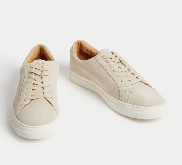 يقوم المدربون من Suede Lace Up باستخدام FreshFeet ™ من M&S على الطيران الظاهري ورفوف المتاجر