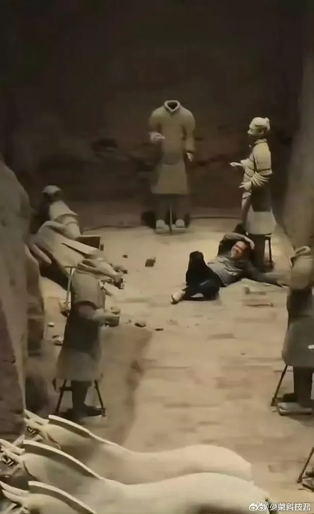 الرجل في الحفرة بين جنود الطين