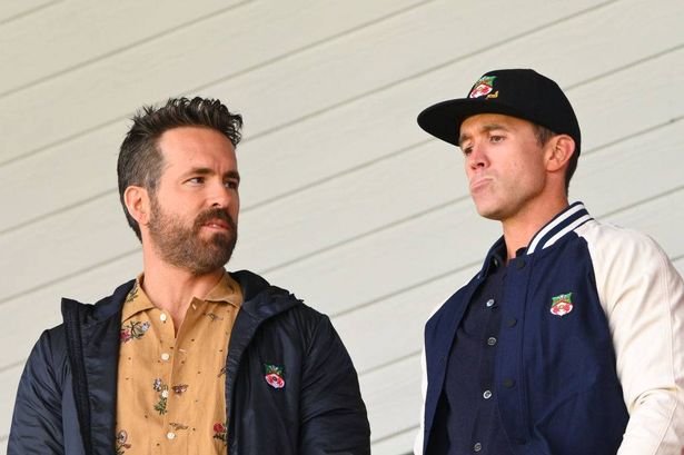 مالكي Wrexham ، Ryan Reynolds (L) وروب McElhenney (R) خلال مباراة دوري Vanarama الوطني بين Wrexham و Notts County