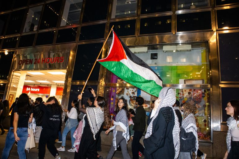 يحتج الناس على تضامن مع الشعب الفلسطيني واللبناني وإدانة الغارات الجوية الإسرائيلية في لبنان وغزة ، في نيويورك