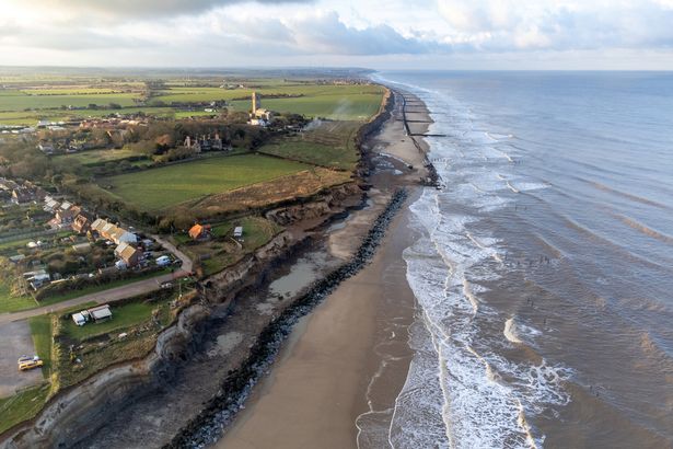 المنظر الجوي للتآكل الساحلي في Happisburgh في نورفولك ، 29 نوفمبر 2023. تاريخ الإصدار في 8 ديسمبر 2023. انظر SWNS Story SWLSSEA. جدة تُطلق عليها اسم 