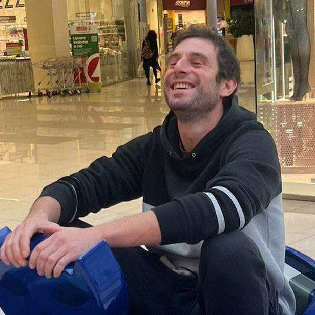 مايكل يبتسم 