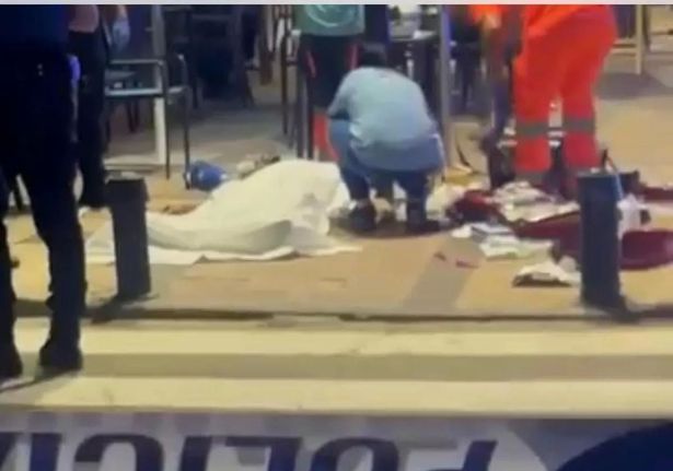 يتم التعامل مع أحد الضحايا في مكان الحادث