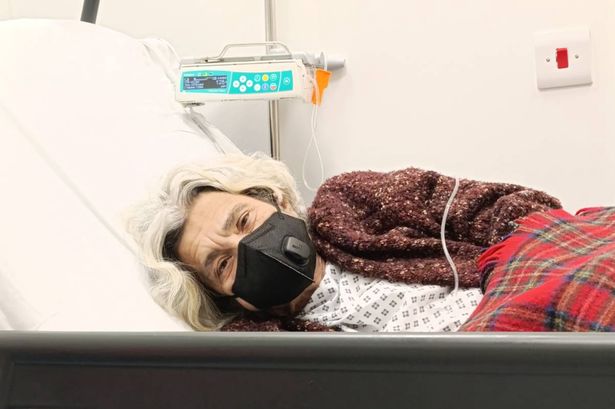 الدكتورة ليلى سويف مستلقية في سرير المستشفى