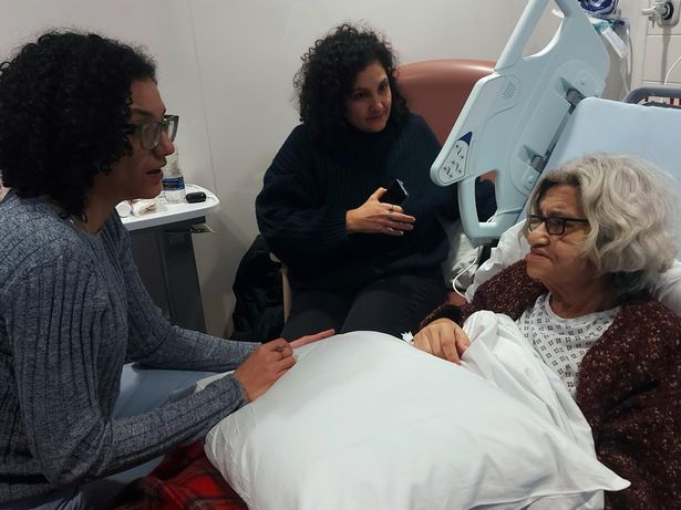 الدكتورة ليلى سوييف في المستشفى مع اثنين من المحببين بجانبها