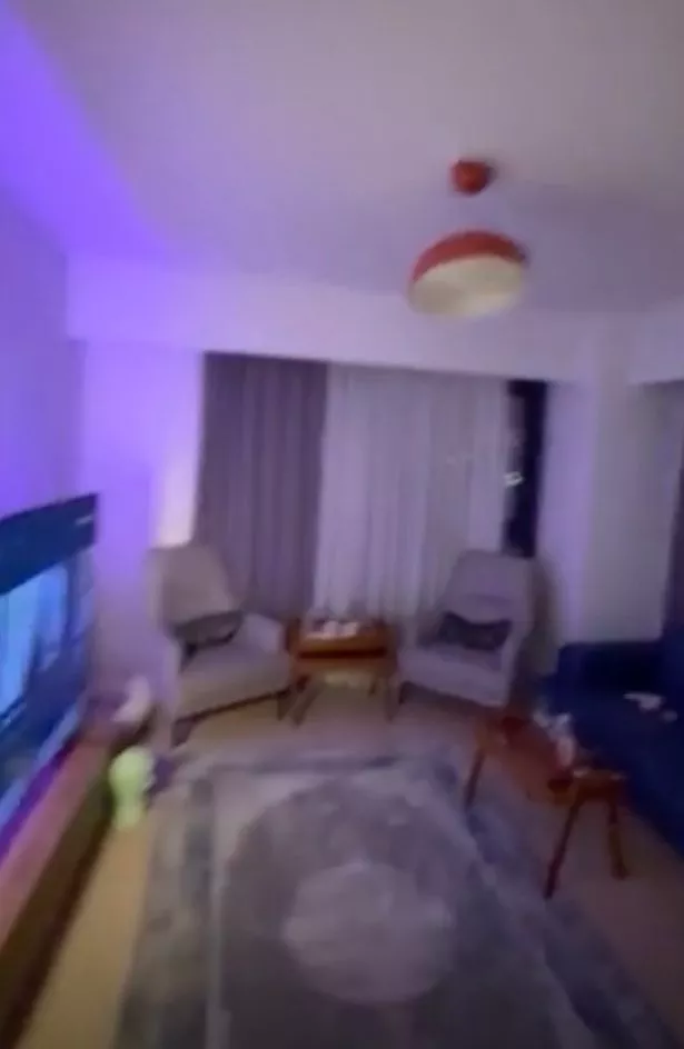 داخل منزل يهتز بزلزال