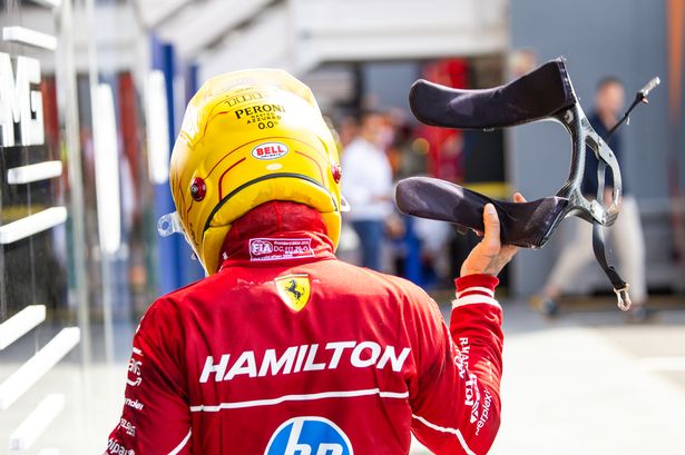 لويس هاميلتون يزيل جهاز هانز وهو يمشي في حقل F1 بعد سباق الجائزة الكبرى الإسباني