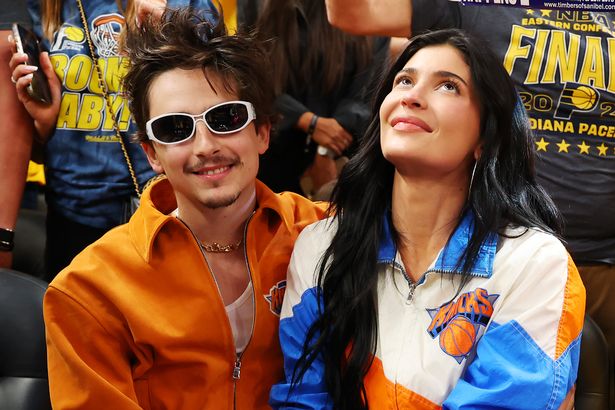 جلس Timothée Chalamet ، في سترة برتقالية ، بجانب Kylie Jenner ، في سترة متعددة الألوان ، Courtside في لعبة كرة السلة.