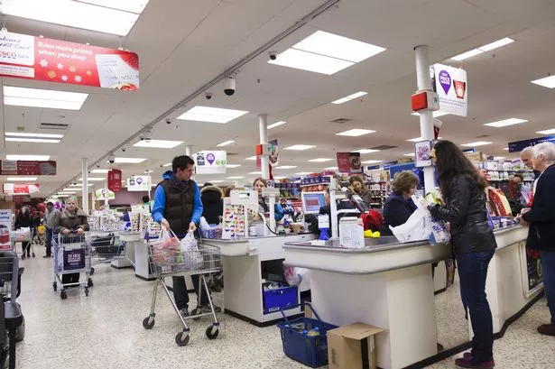 العملاء الذين يمرون بالبحث عن فريق عمل في Tesco Supermarket (ألبوم الصور)