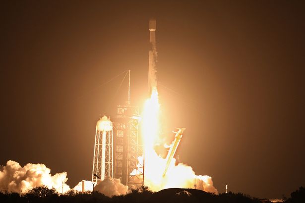 صاروخ Spacex Falcon 9 ، يحمل Firefly Aerospace Ghost و Ispace's Resilience Lunar Landers ، في 15 يناير