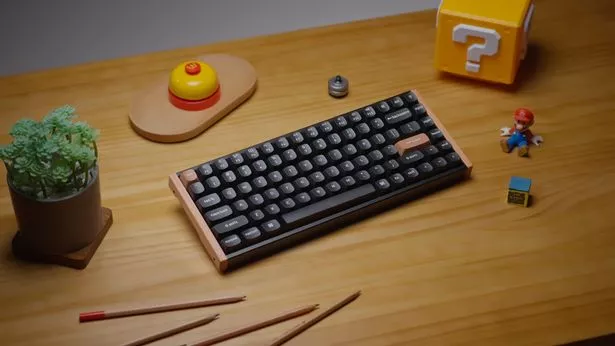 لوحة مفاتيح Keychron K2 على مكتب خشبي