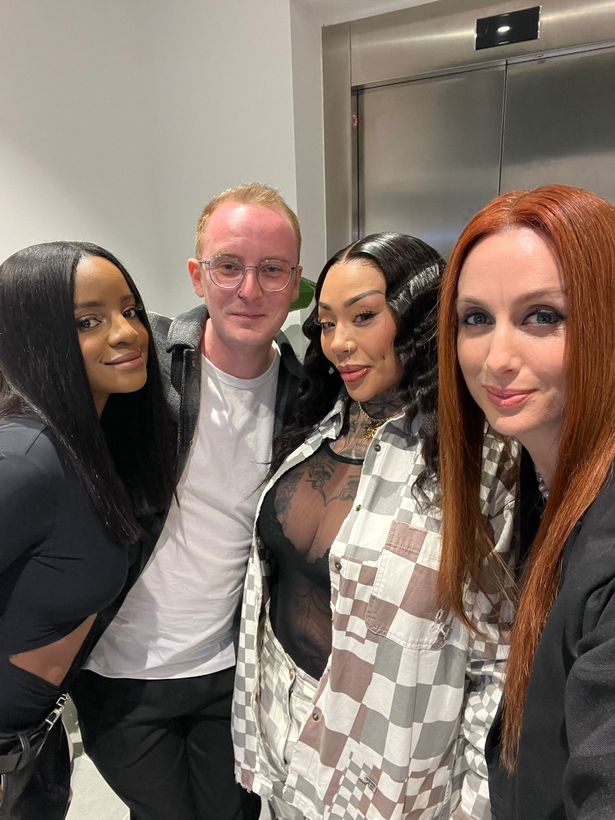 لقد وقعت مع Sugababes في أدائهم المفاجئ الرئيسي في حدث الذكرى الثلاثين لـ Cheshire Oaks