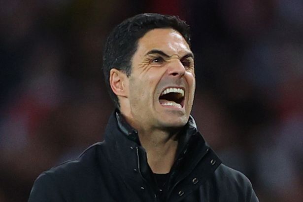 ميكيل أرتيتا ، مدير آرسنال يتفاعل خلال مباراة الدوري الأبطال في دوري أبطال أوروبا 2024/25 النهائي بين آرسنال إف سي وباريس سان جيرمان في استاد الإمارات في 29 أبريل 2025 في لندن ، إنجلترا