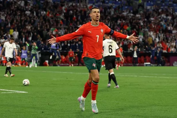 ميونيخ ، ألمانيا - 04 يونيو: كريستيانو رونالدو من إيماءات البرتغال بعد تسجيل هدف فريقه الثاني خلال مباراة الدور نصف النهائي من دوري الأمم المتحدة في الدول UEFA 2025 بين ألمانيا والبرتغال في ميونيخ كرة القدم في 04 يونيو 2025 في ميونيخ ، ألمانيا. (تصوير ألكساندر حاسينشتاين/غيتي إيمايز)