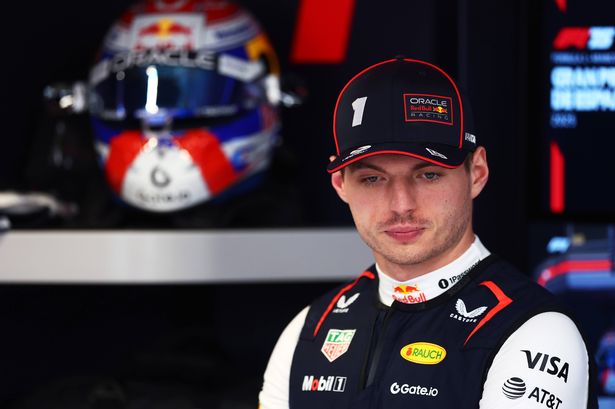 ينظر Max Verstappen في المرآب
