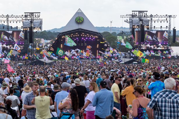 يتجمع الناس أمام مرحلة الهرم الرئيسية حيث يؤدي الفنانون في اليوم الثالث من مهرجان Glastonbury 2023 