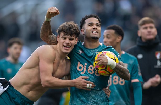   جاستن كلويفيرت من AFC Bournemouth يحتفل مع زميله في الفريق ميلوس كيركز 