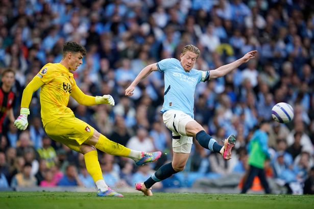 Kepa Arrizabalaga يركل الكرة أمام Kevin de Bruyne من مانشستر سيتي