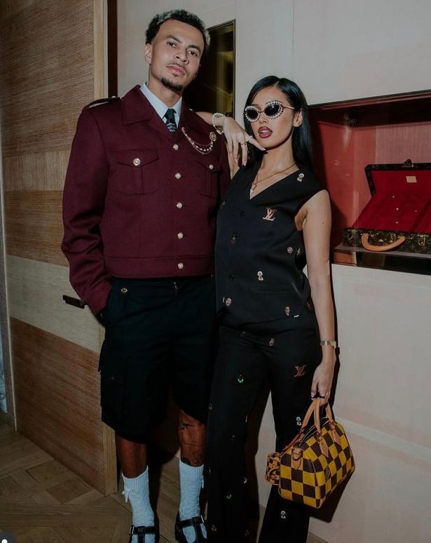 Dele Alli و Cindy Kimberly يتظاهرون بتقديم صورة معًا.