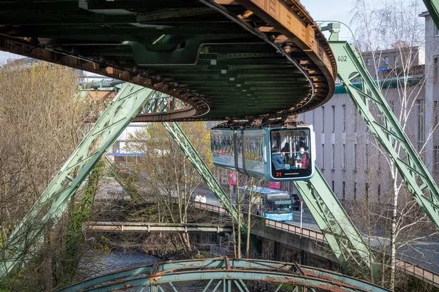هذه صورة للسكك الحديدية التعليق في بلدة Wuppertal الألمانية. بدأت العملية في عام 1901 ولا تزال تستخدم كوسيلة للنقل التي تربط بين البلدات الست التي تشكل wuppertal.
