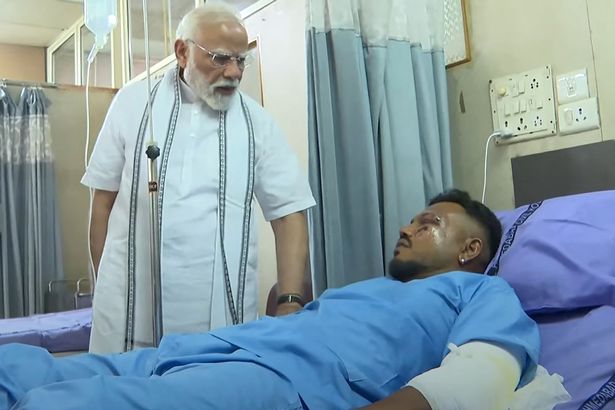 يوضح هذا الشاشة من لقطات الفيديو التي تم التقاطها وإصدارها من قناة Narendra Modi YouTube في 13 يونيو 2025 اجتماع رئيس الوزراء في الهند Narendra Modi (L) مع Vishwash Kumar Ramesh ، الناجي الوحيد من طائرة Air India Flight 171 ، في مستشفى في أحمد أباد.