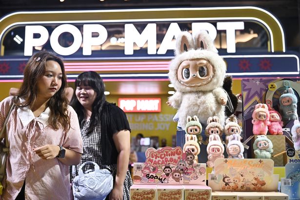 ينظر الناس إلى مصمم Art Toy Labubu في متجر Pop Mart المنبثق في Siam Center للتسوق في بانكوك في 6 مايو 2025 ، Pop Mart ، Labubu