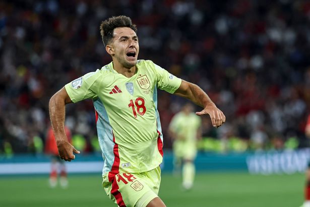 يحتفل مارتين Zubimendi من إسبانيا بعد تسجيل هدف الفريق الأول خلال المباراة النهائية لدوري الدول UEFA 2025 بين البرتغال وإسبانيا في ميونيخ كرة القدم